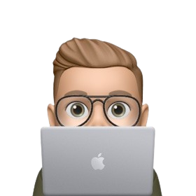 Kreskówkowe przedstawienie mojej postaci - blondyn z grzywą w okularach siedzący przed laptopem